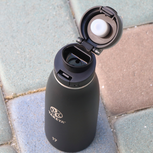 traveler-fliplocktm-lid-t7 96076-R-TravelerLid-Lifestyle-Onyx.png