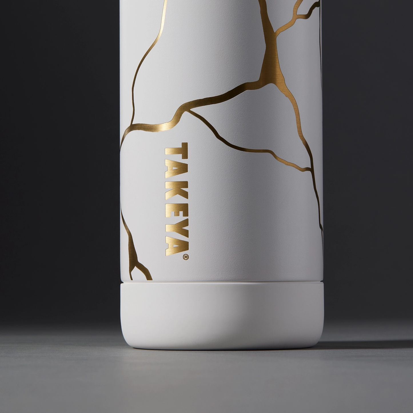 kintsugi-water-bottle-with-straw-lid-p5 51389-TK_HO25_Kintsugi_Takeya9236_Crop.png